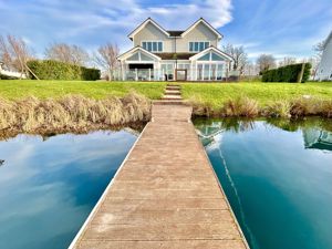Pontoon back to house- click for photo gallery